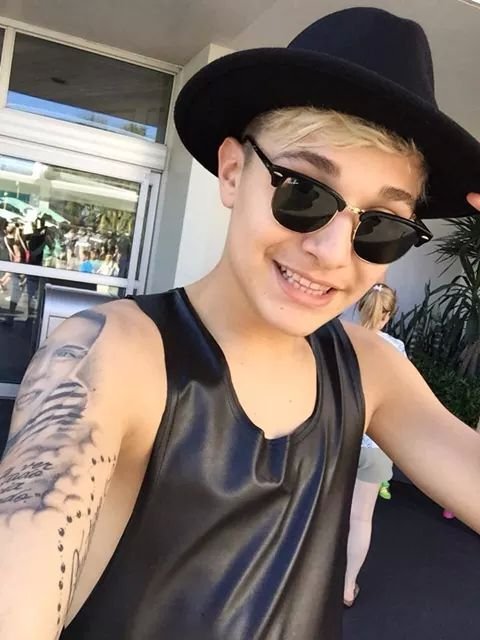 Vi o FILHO da XUXA,se transformar em PRINCIPE DA OSTENTAÇÃO,Vi ELA QUER , em OSTENTAR ESPERANÇA,e estarei aqui pra ver o CABELO LOIRO,se transformar em BRANCO .