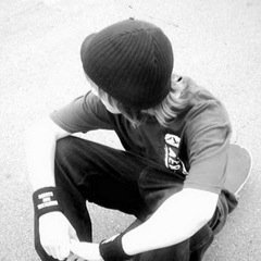 udas_e_kahani's profile picture. Main kisi ko kya ilzaam dun apni maut ka doston Yahan to stane wale bhi apne the dafnane wale bhi apne the.