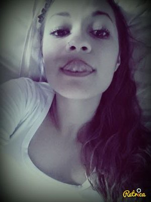 Desajeitada, desorganizada, retardada, idiota, ri de qualquer coisa, ciumenta, tímida, boba. Prazer, essa sou eu (: