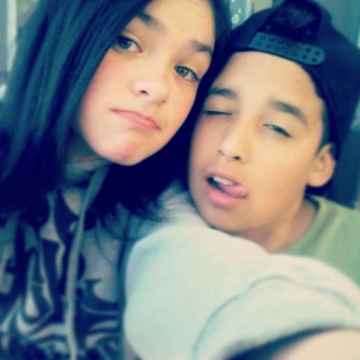 Wenaaa, me llamo Paula, me gusta el Skate y el Rap u_u
amo a Chystemc y a Movimiento Original
Me gusta Avril Lavigne y Taylor  Swift 
Y soy de Chile Santiago