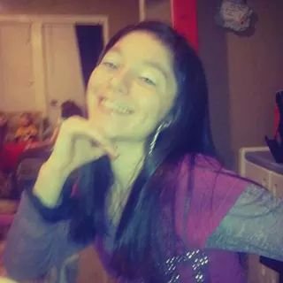 i have long brown hair brown eyes an pretty an 25 yers old nobody mess wit me i dnt back down an i have 3 handsome sons