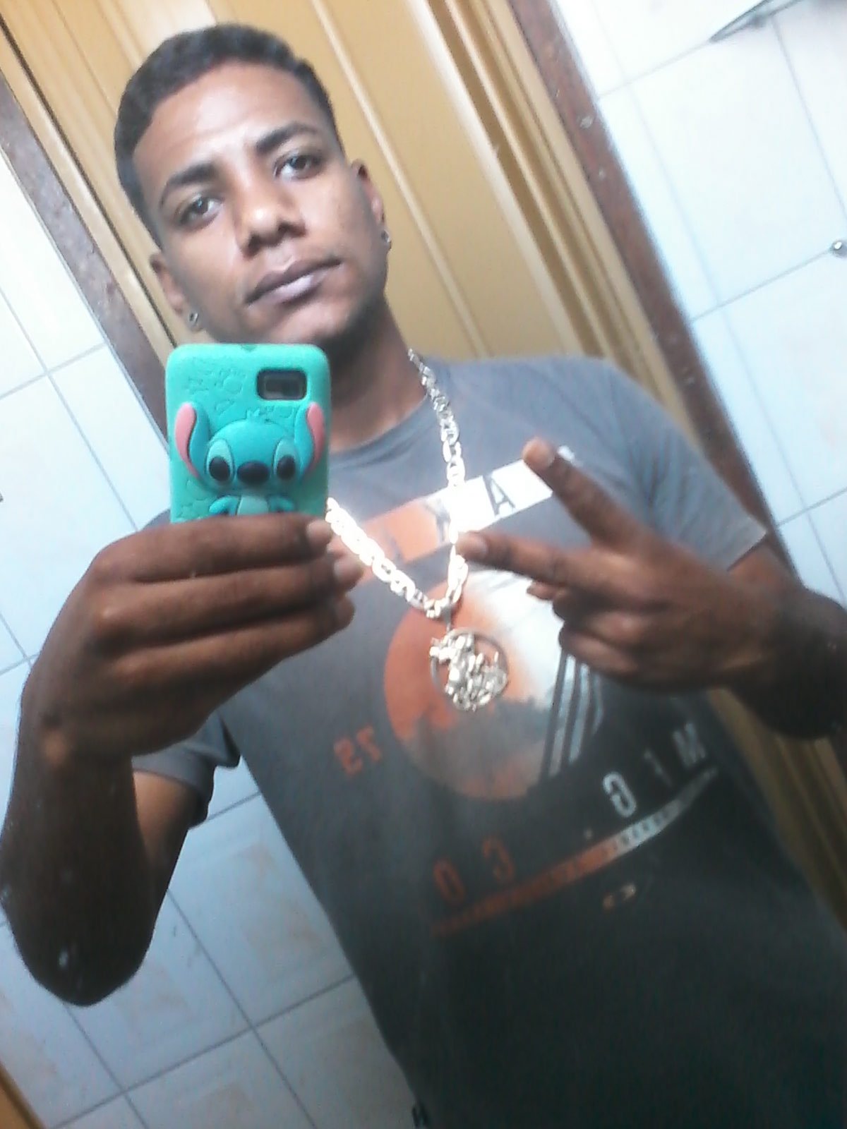 Chato,carinhoso,estrovertido,ciumento,qeem ñ conhece até chama de chucro, maiis qeem ta do lado sabe q ñ é nd diisso!!