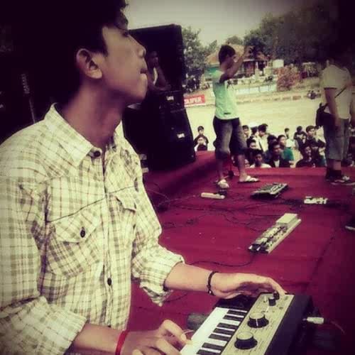 Synth player of SummerMagic                                PartyDork.