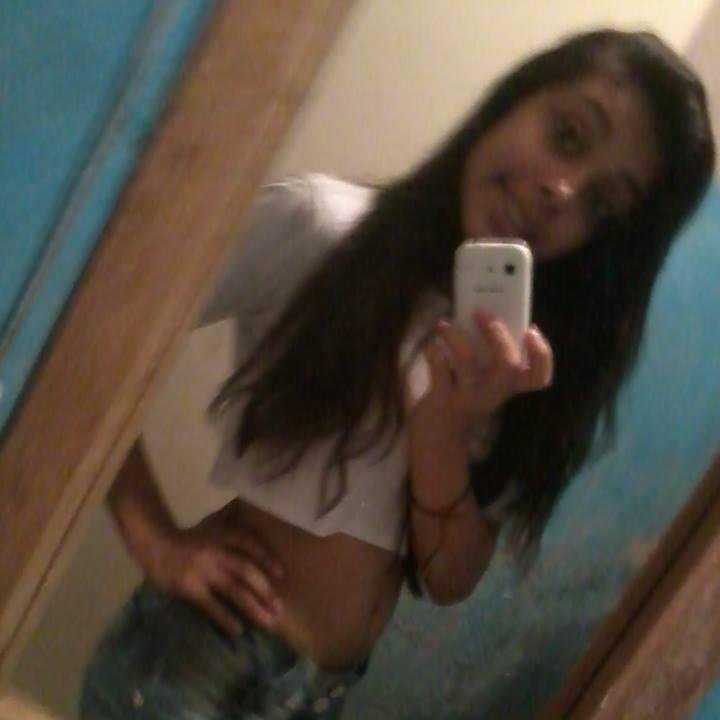 mais de onde vc veio linda mo porte de modelo sorriso de menina smp com a mao no cabelo...