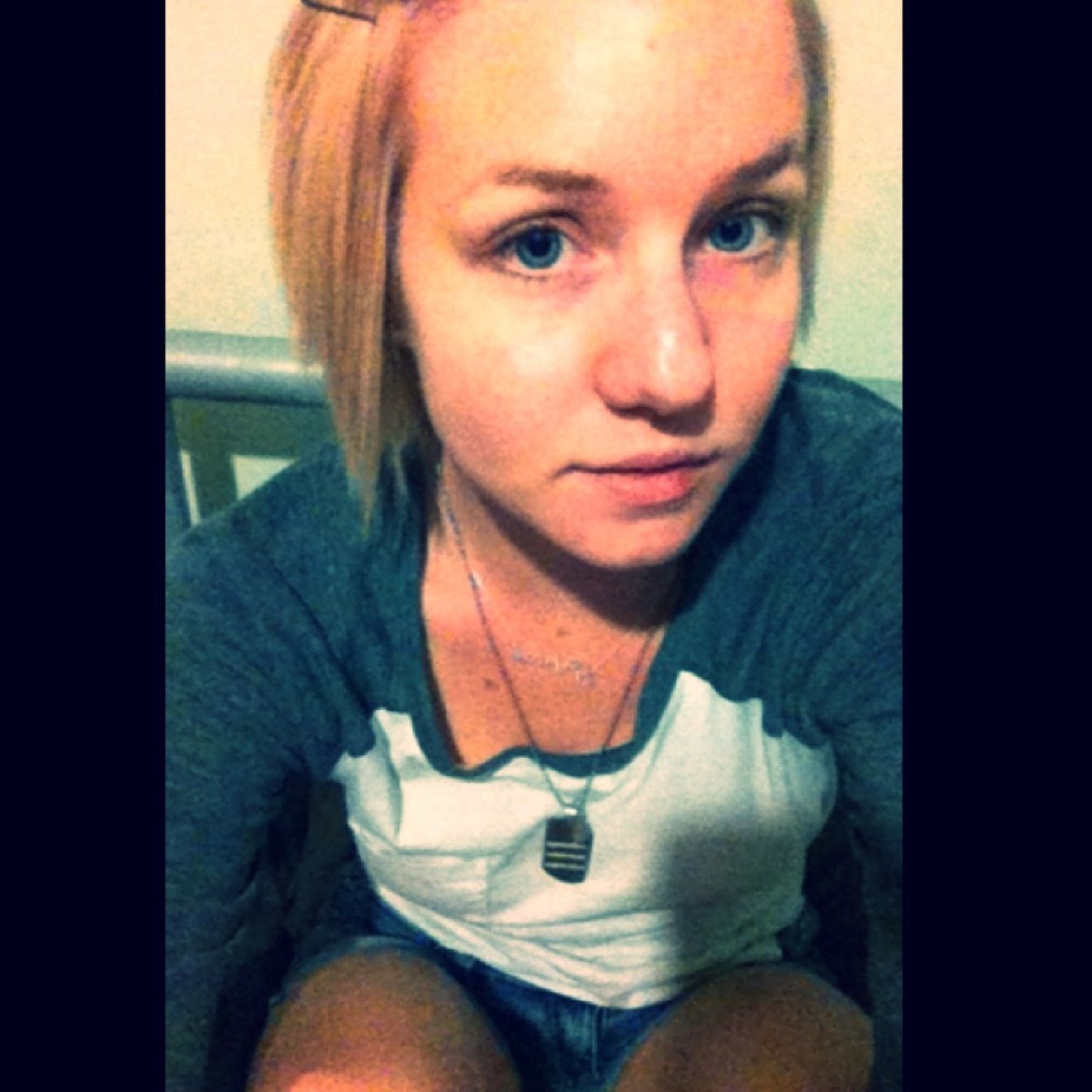 23, casino croupier, enjoy my job, absolutely love my life. want nothing more than a love filled life, with happy spontaneous moment.