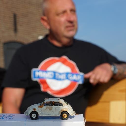 Docent Engels, Ajacied, kever-fan, Rolling Stones-gek, kaal, vader, single, tattoo addict, aircooled bastard (in willekeurige volgorde).