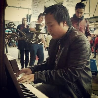 Music is everywhere, so are cookies and videogames :')