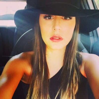 Commentatrice d'émissions. 
Je soutiens @AnaisCSS7 depuis le début. 
Suit moi je te fuis. #TeamAnais
