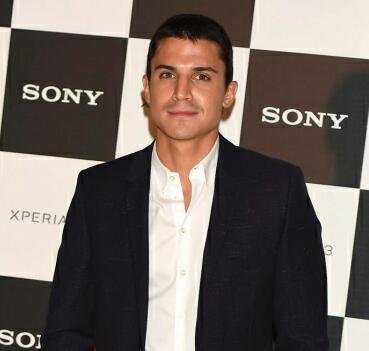 encantadas con la forma de actuar y el encanto de alex gonzalez desde febrero de 2014 con el príncipe
