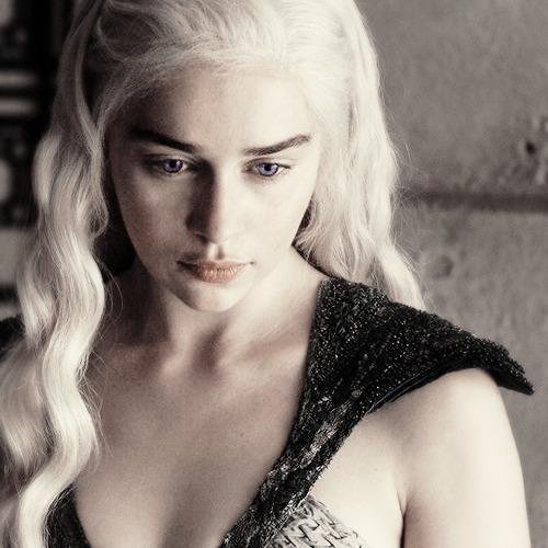 Nyke Daenerys Jelmāzmo hen Targārio Lentrot, hen Valyrio Uēpo ānogār iksan.