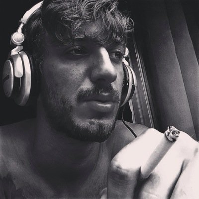 Ho 20 anni, frequento l'università della mia città, amo la musica (tanti generi) e vivo per il calcio ma ho anche tanti altri interessi...! Amo Londra!