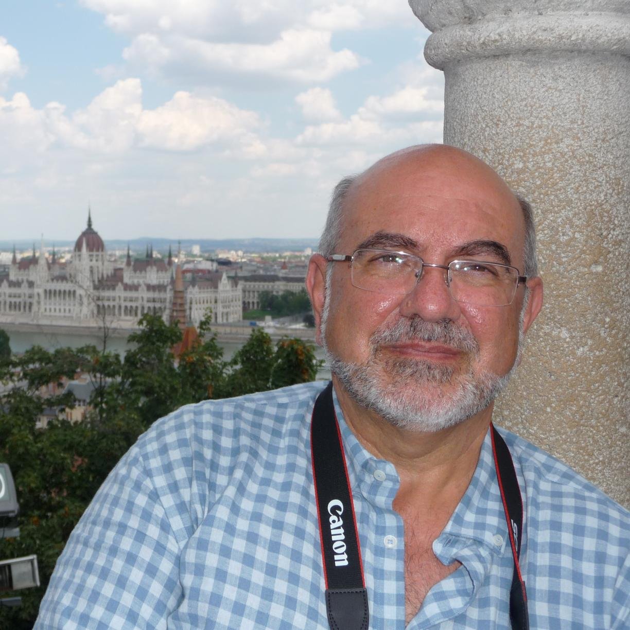 Médico. Profesor de Secundaria.Músico Enamorado,y apasionado de la  Educación, Música y  Medicina. La música siempre me permite crear y  expresar lo  inexpresab