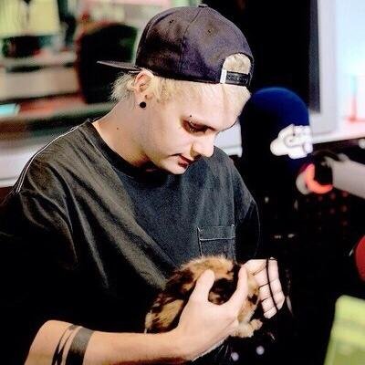 MyMikey99's profile picture. 'I actually don't like calling you guys fans because you guys are like my family I never had :(' - Michael Clifford