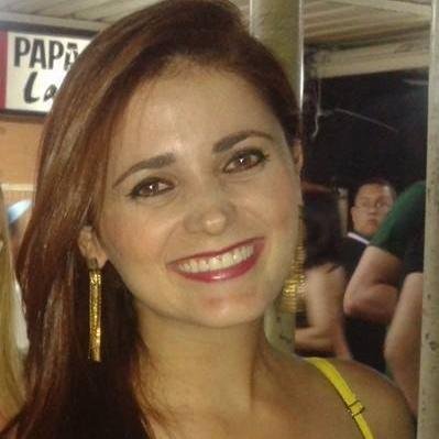 Sonhadora,apaixonada pela vida,extrovertida e futura publicitária!!!