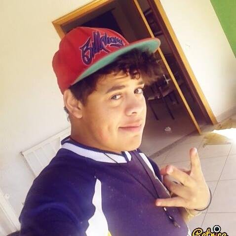 eu estou na escolinha do atletico paranaense
ouƧo muito 2pac e sabotage racionais.........
