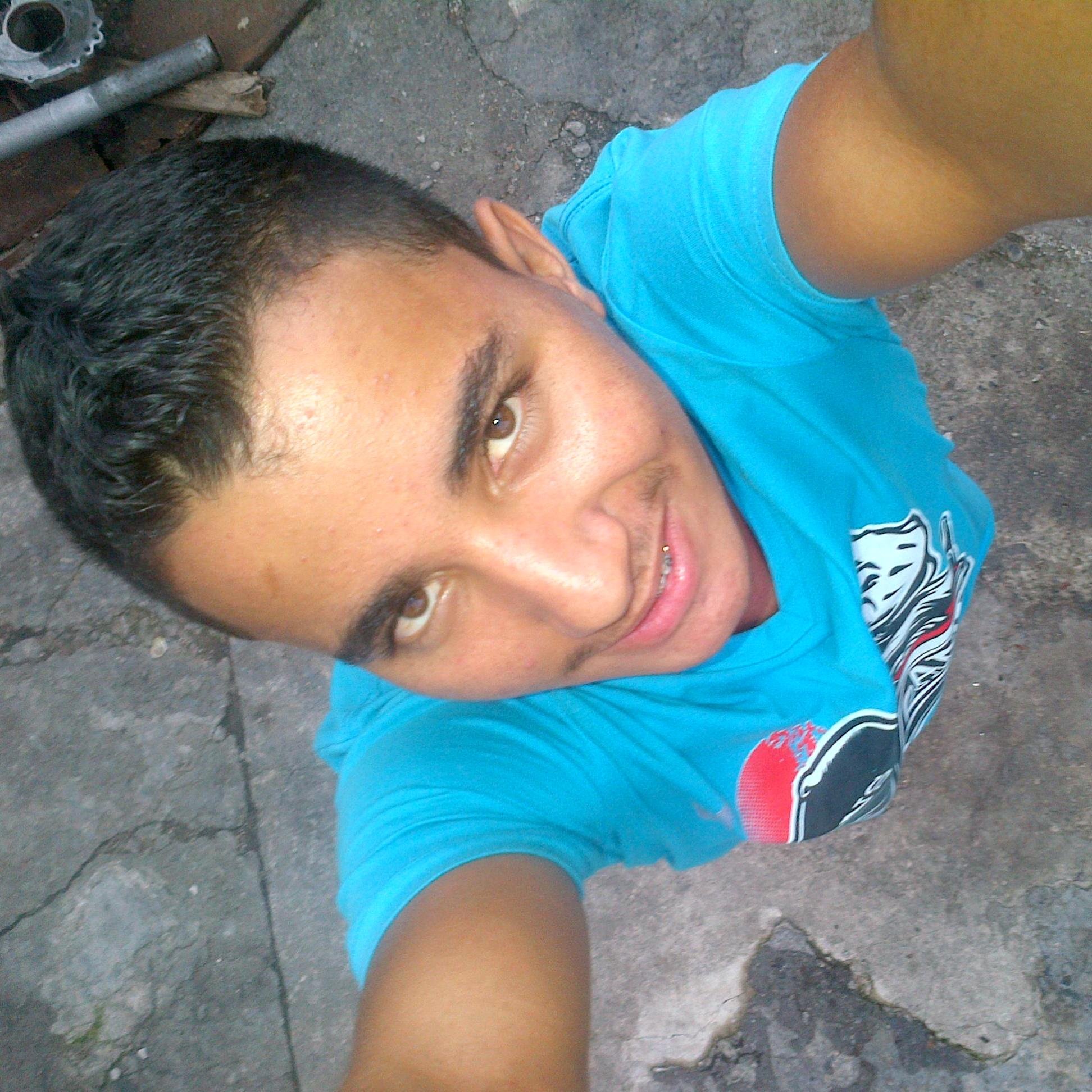 Luchador y no facil de vencer! ♥ comprensivo; amo mi familia y mi novia!