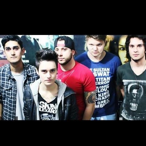 Banda de Rock gaúcha Never Lie é:
Kitty-Vocal 
Ruan Ambros-Guitarra
Thiago Olivar-Guitarra
Geovanni Guedes-Baixo
Valter Filho-Bateria/Backing Vocals