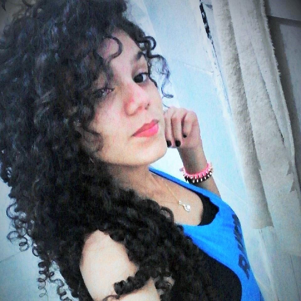 • Eu não ligo para o que as pessoas pensam sobre mim, porque minha personalidade não é feita de opiniões e sim, de fatos ♡