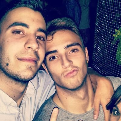 Paranoico e impaciente a partes iguales. Gozador del fútbol actualmente en el CD Berceo (una familia). Chico romántico de los que están pasados de moda.