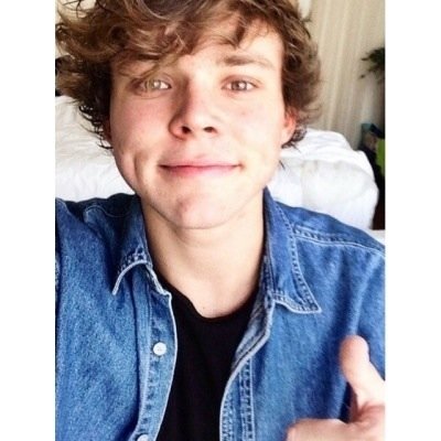 ashton thinks your hot and would bang you k