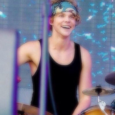Follow @averypeth14 and tweet her your sunshine for a follow back !