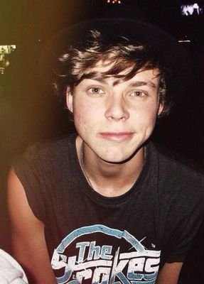 calvinthe_asain's profile picture. 10% ice cream, 90% rapper