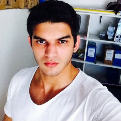 A felicidade é um sentimento simples; você pode encontrá-la e deixá-la ir embora, por não perceber a sua simplicidade.