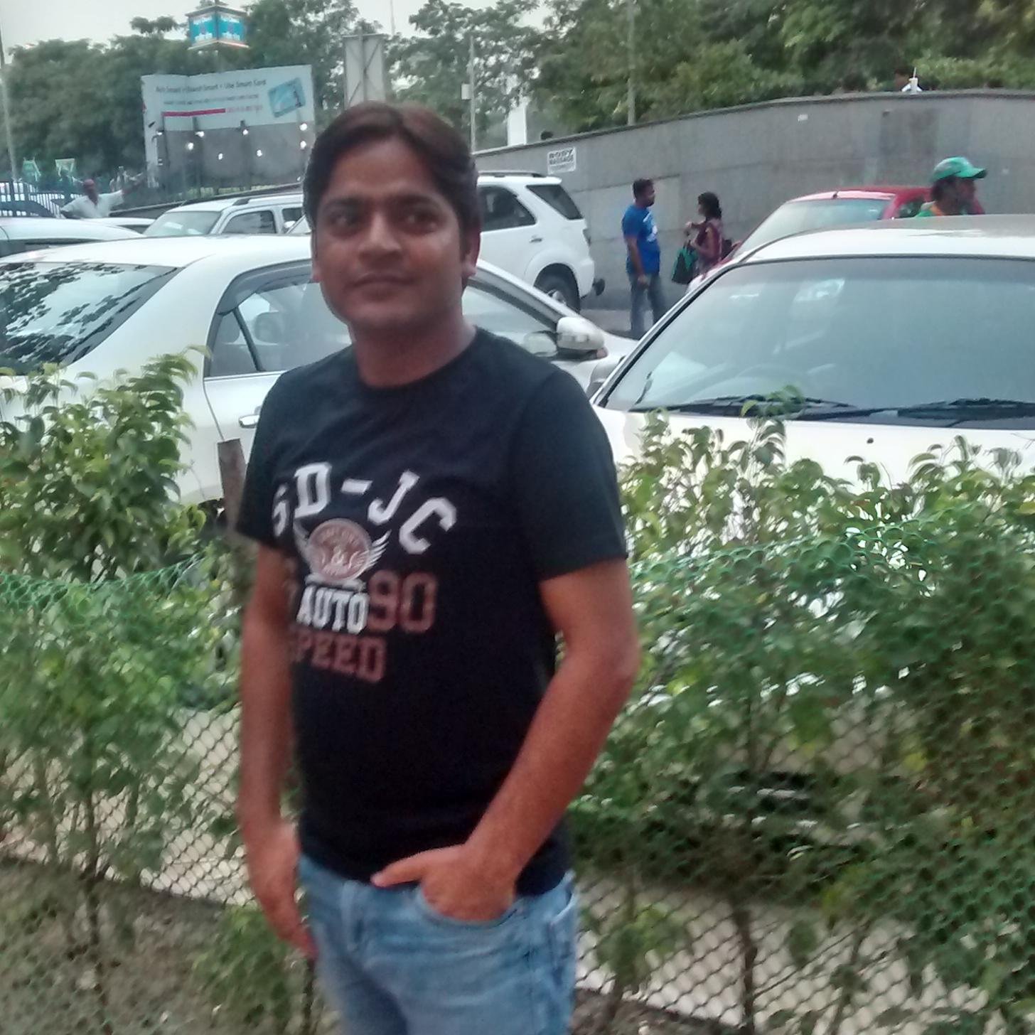 Rjesh231's profile picture. I am mba professionally i am SEO /web analyst.