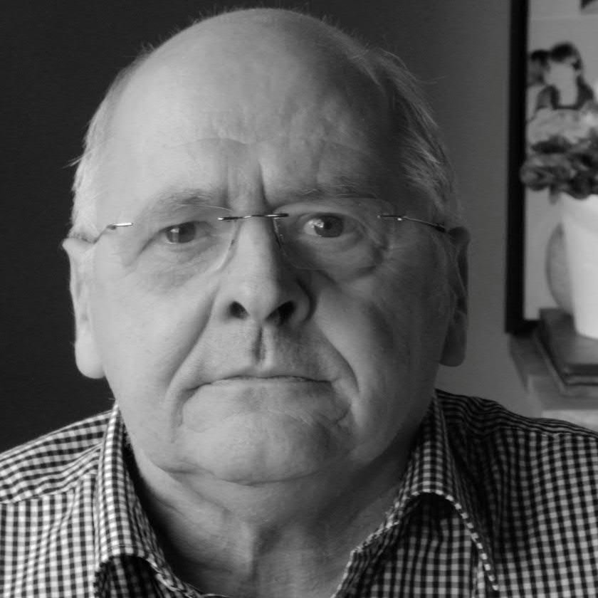 Em. prof. UGent. - Auteur van thrillers - Basgitarist - Virtuele piloot