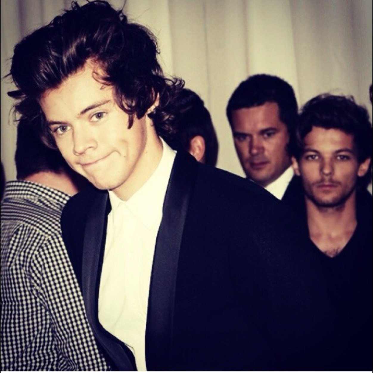 Hi, please go follow @_HarryIllusion Thanks xx