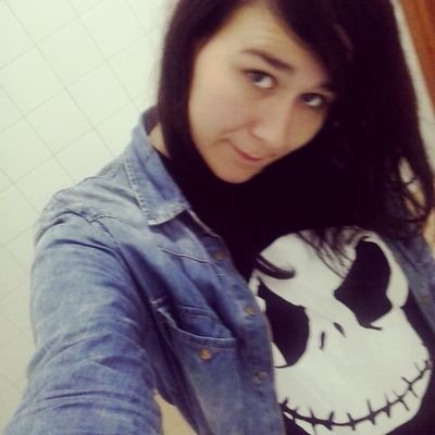 lvl.18~~soy una chica heavy/emo/otaku vivo en Sevilla y me encanta zelda y bailar k-pop y para paras *-* también la musica y los dulces♥