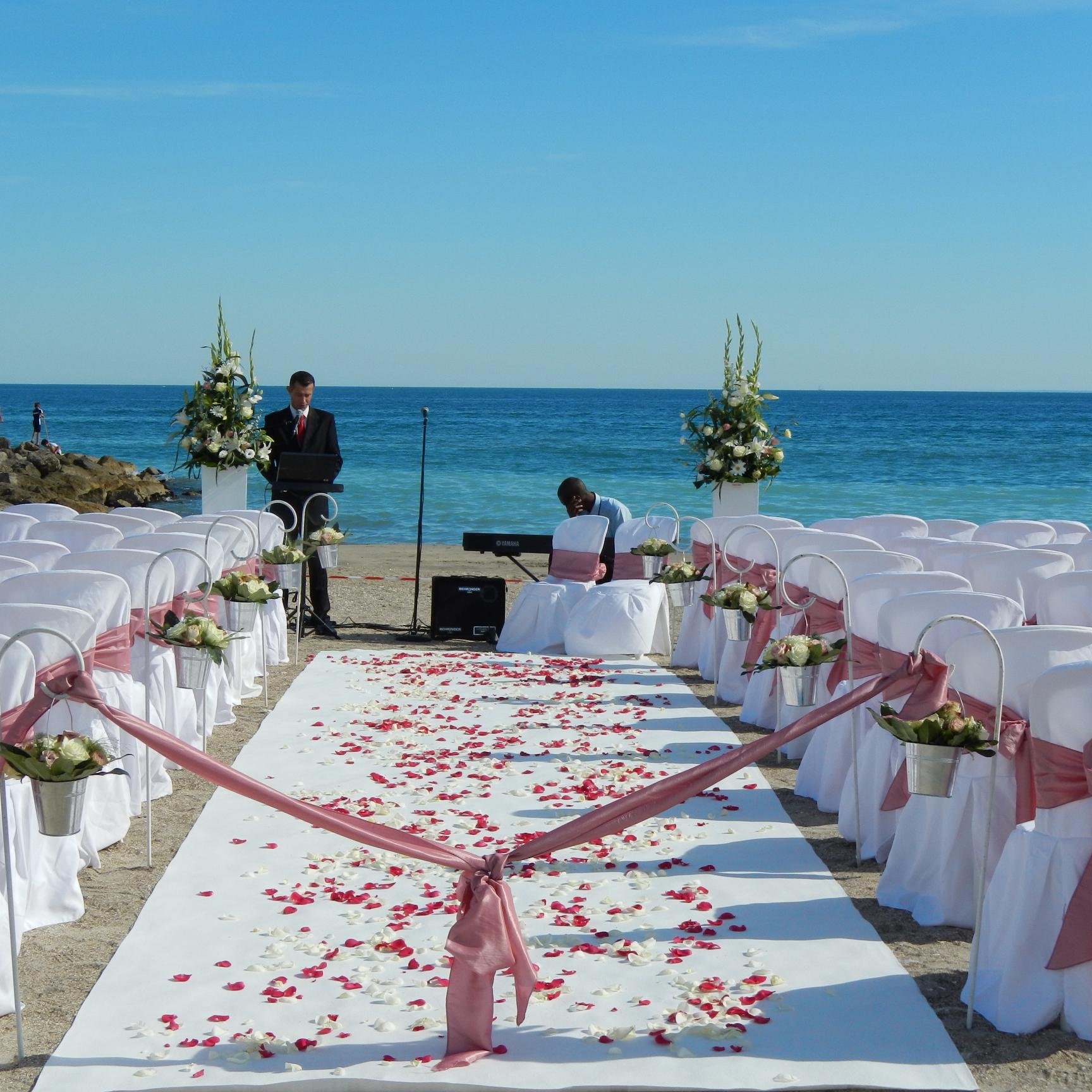 Agence d'évènementiel sur Montpellier. Spécialiste du mariage. Wedding planner
et loueur de matériel, photomaton La Facebox à la location, art floral, Dj...