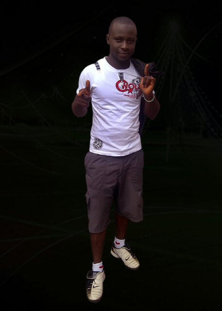 A good footballer. Calm, humble and decent, jokes a lot and fun to be with. 28f90180. If u wana know beta....