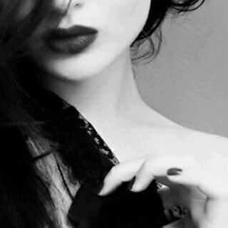 شامخه في مشيتي مثل الخيول راقيه وكان السحاب تشيلني
واثقه ما همني قول حاسد او عذول يتعبون يقولون ما شيء يعيبني
بعزتي أسوى ملوک وسلاطين انثى وامثل في شموخي قبايل