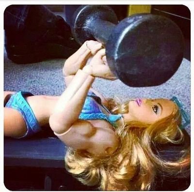 sou a barbie oxigenada e que mora de aluguel e pega busão lotado todo  santo dia e que não tem um ken pra me ajudar a pagar minhas contas!