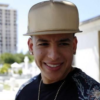 @daddy_yankee mi idolo y lo que mas amo parte de la familia @DYARMY_RD gracias colombia #DYARMY ♥