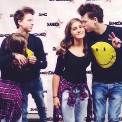 tweet/dm me any m&g pics u have with taylor
