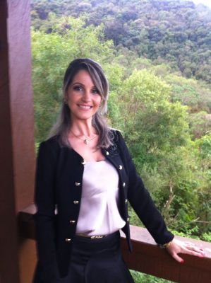 Bacharel em Administração de Empresas; especialista em Comércio Exterior e Logística Internacional pela PUC/PR, profissional na área de RH e bailarina clássica.