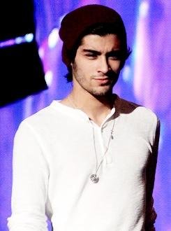 hey follow @halfoxzayn back. not me,thanks xx