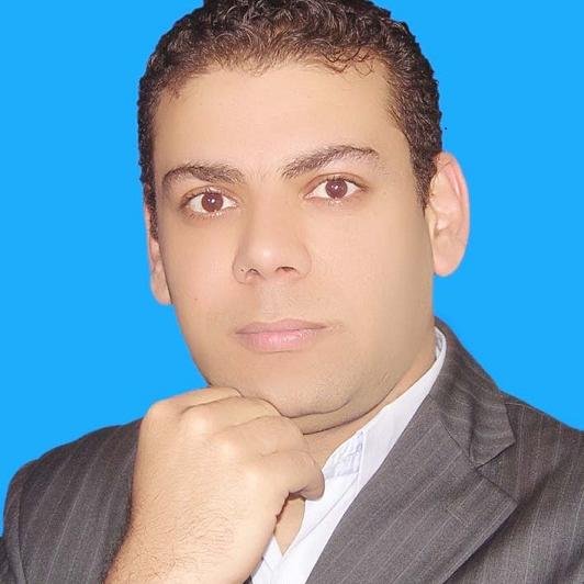 ‏‏أسِيِرُ و الشَّوْكُ فِي رِجْلَيَّ عَذَّبَنِي ..
و الحُزْنُ يَهْزَأُ بِي مَعْ كُلِّ مُنْعَطَف