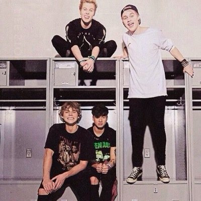 free follow from @rebootluke and @182secsofblink so please follow(: