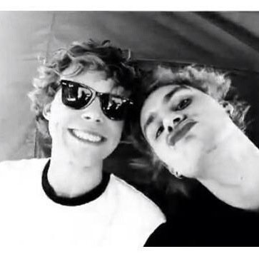 hello there please follow @94saviour instead :) (ask for a follow back)