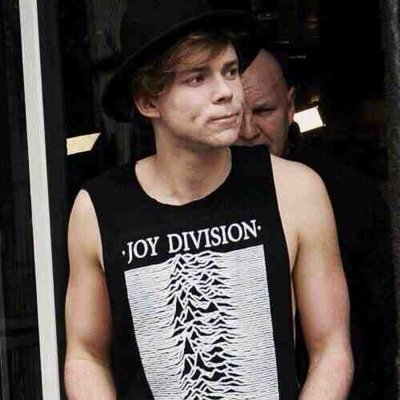 A dweeb who loves 5sos.They are the vege to my mite.We are NOT a fandom we are a family.