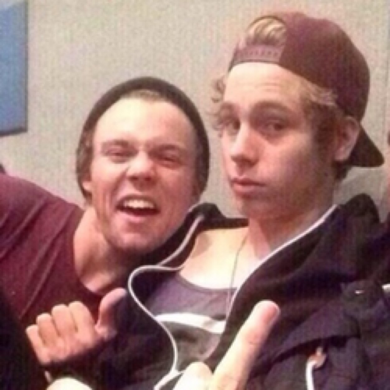 FREE FOLLOW BC ILY :) please follow @lukevana