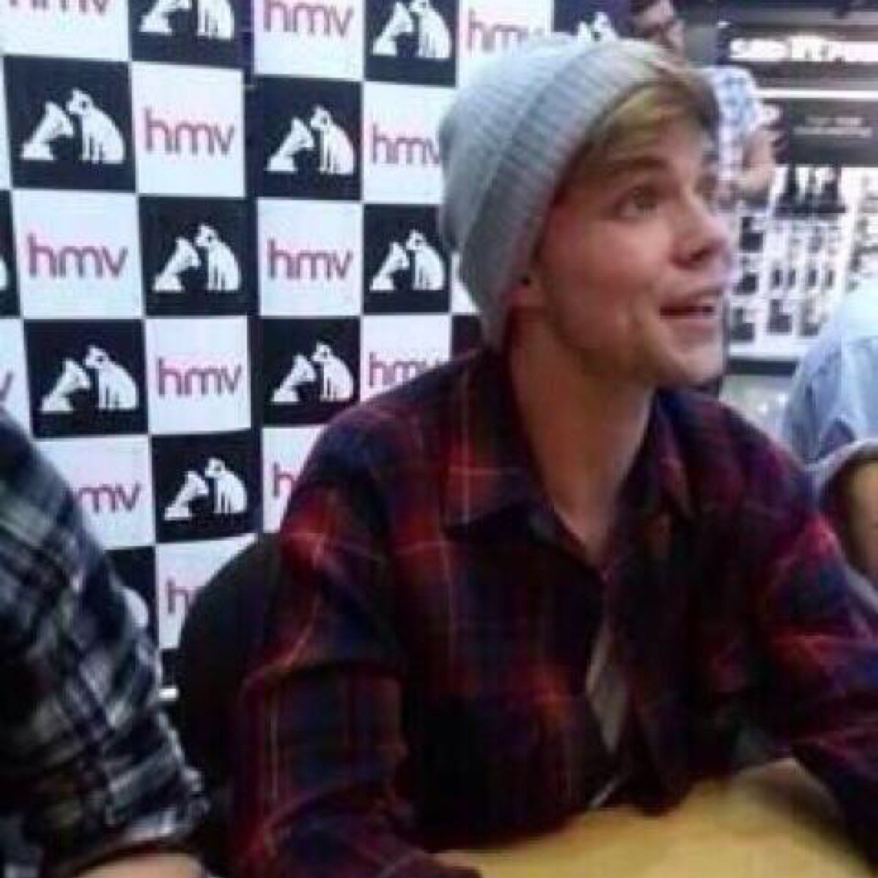 Free follow bc you're punk rock. Please follow @lukevana
