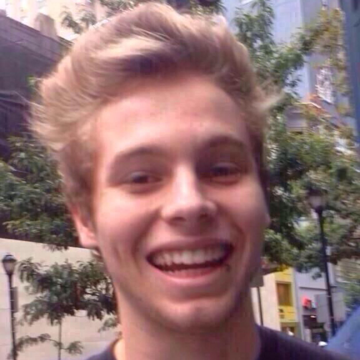 free follow bc ur fab. please follow @lukevana