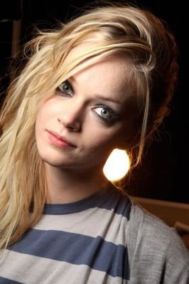 Maybe I don't need answers. Maybe I just need to punch you in the face. I'm the daughter of Snow and Prince Charming. [#Single|#Bisexaul|#OUAT] [#Young!Emma]