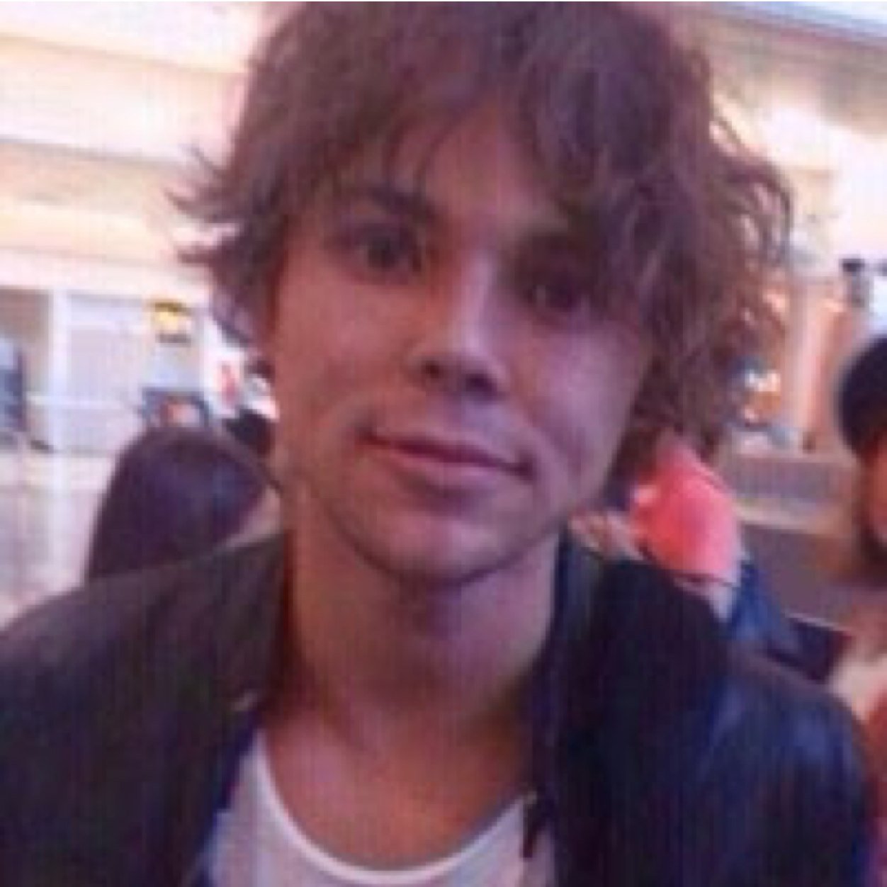 FREE FOLLOW :) please follow @lukevana. ily all