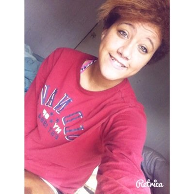 moon child. aspired singer. im black and white, therefore i must be a penguin. 6teen. short hair, dont care.