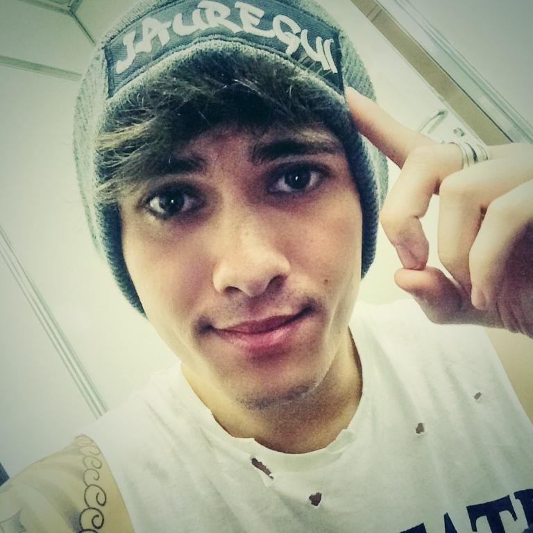 eles te seguem vc segue de volta e vira fã .. dai eles te dão unfollow ! essa merda ( follow : @nlygdrew )